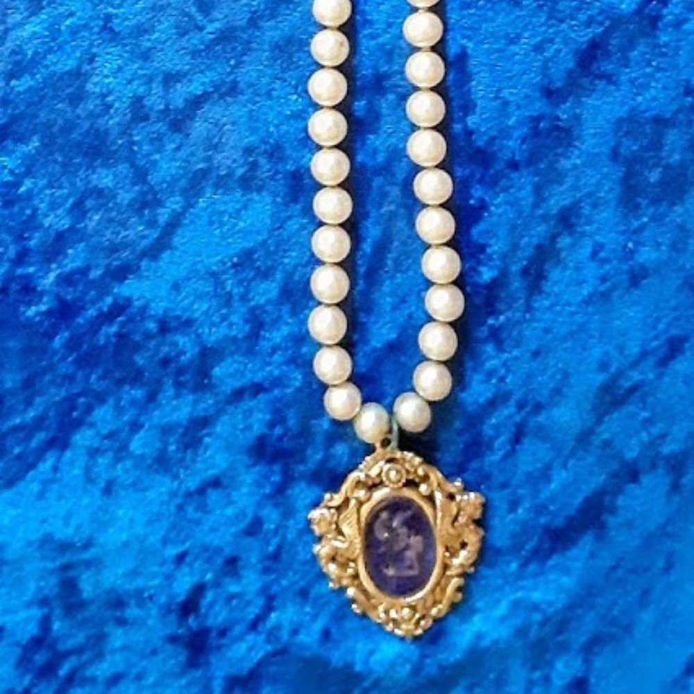 LOVELY FAUX PEARL NECKLACE/PENDANT HIGH QUALITY!